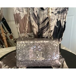 Badgely Mischka NWT silver sequined crossbody bag with big pearl beads on chain